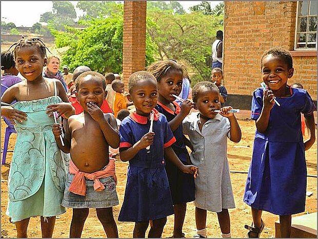 Kinder vor dem Kindergarten in Malawi
