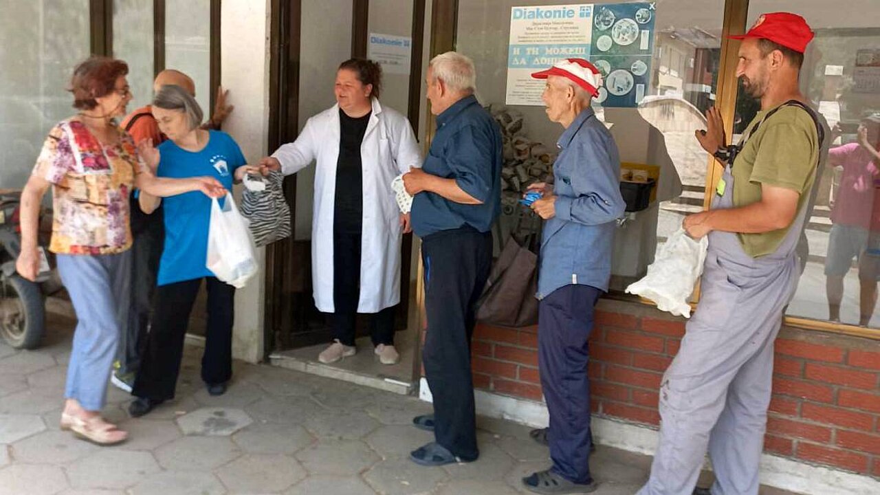 Menschen stehen vor der Essensausgabe in Radoviš.